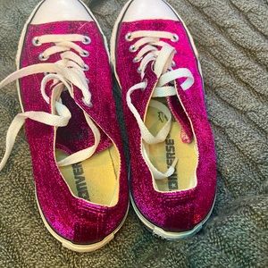 Woman’s size 9 hot pink sparkle low cut cut converse.